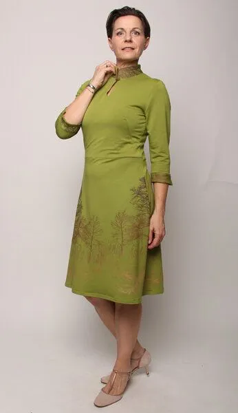 Peaces.bio - handbedruckte Biomode Peaces.bio - handbedruckte Biomode Kunstdruck-Kleid Baumgeschwister, Grün, – Produktbild 2 von 3