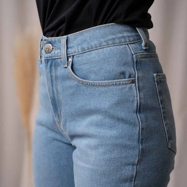 Vresh Clothing Vresh Clothing Stevie - Boyfriend Jeans aus Biobaumwolle, Hellblau, – Produktbild 4 von 4