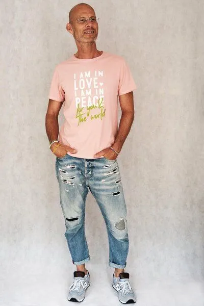 SPARKLES OF LIGHT SPARKLES OF LIGHT pflanzengefärbtes Unisex-Shirt | I AM IN LOVE, Rosa, – Produktbild 2 von 2