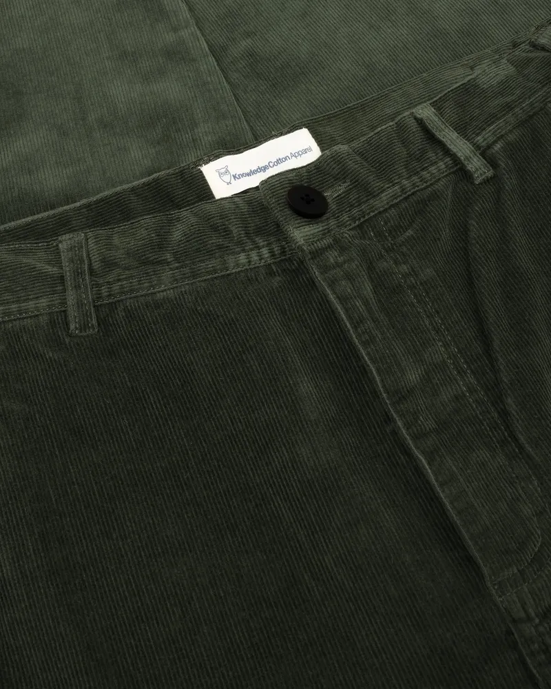KnowledgeCotton Apparel KnowledgeCotton Apparel Herren vegan Chino-Hose Flint Wide Corduroy Forrest Night Green, Dunkelgrün, – Produktbild 3 von 3