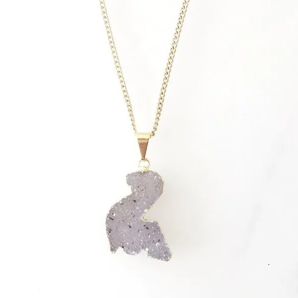 Crystal and Sage Crystal and Sage Dino Halskette mit glitzernder Kristalldruse aus Achat, vergoldet – Produktbild 1 von 3