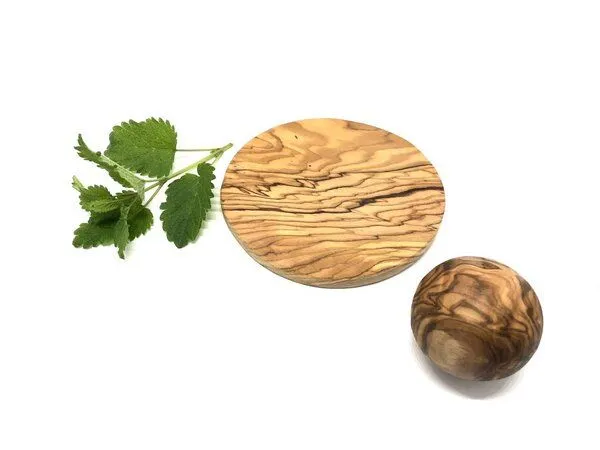 Olivenholz erleben Olivenholz erleben Kugel aus Olivenholz als Verschluss für Karaffen oder Gläser mit Sockel – Produktbild 3 von 4