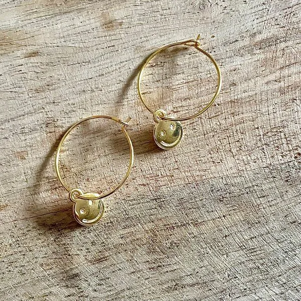 ELEKTROPULLI SMILEY Creolen in 20mm mit Anhänger ca. 10 x 8mm (Ø 1.4mm) von Elektropulli, Gold, – Produktbild 1 von 2
