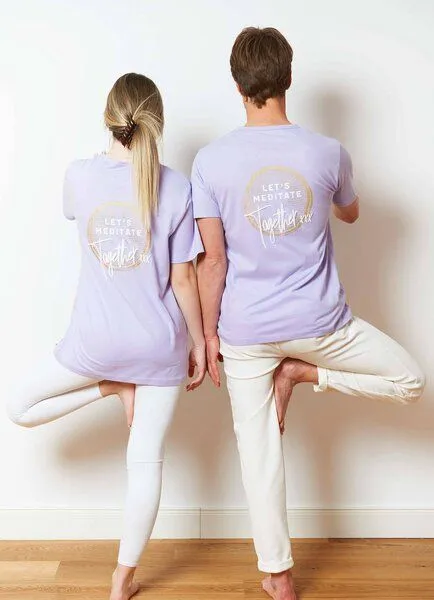 SPARKLES OF LIGHT SPARKLES OF LIGHT Yoga Shirt | LET'S MEDITATE TOGETHER, Lila, – Produktbild 1 von 2