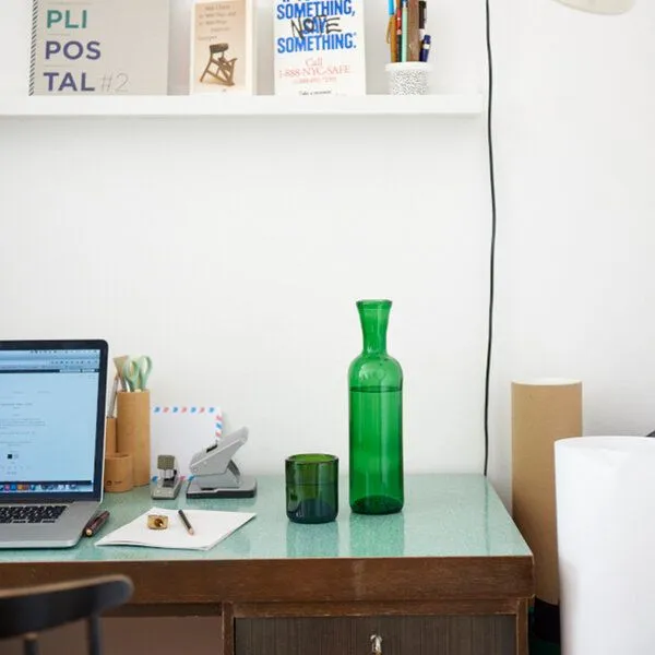 SAMESAME SAMESAME Grüne Upcycling Karaffe aus Bordeauxflasche mit Becher (0,75l) – Produktbild 4 von 4