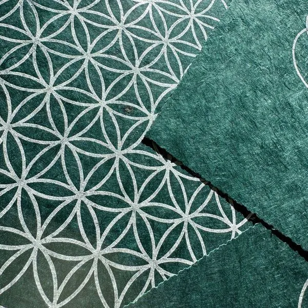 Veskor Cassiopeia Veskor Cassiopeia BLUME DES LEBENS Heilige Geometrie Linoldruck | 35 × 35 cm | Silber auf Smaragdgrün – Produktbild 4 von 4