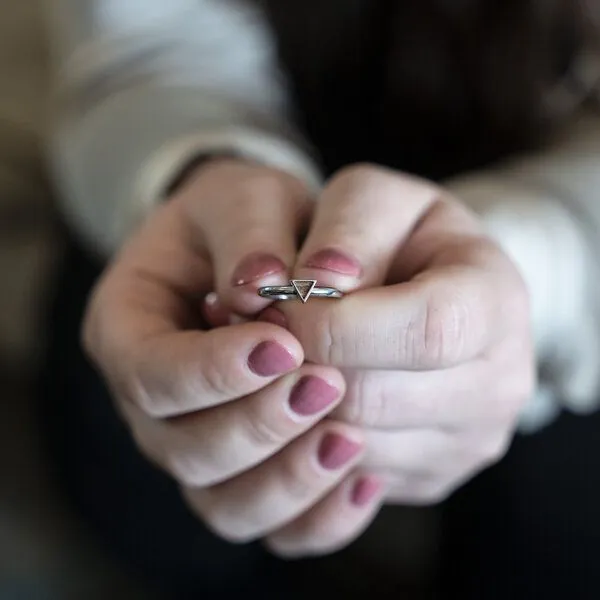 BeWooden BeWooden Ring mit Holzdetails - Motiv Dreieck, Lini, – Produktbild 1 von 4