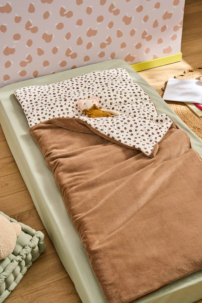 Vertbaudet Kinder Fleece-Schlafsack mit Leoprint, Hellbraun, – Produktbild 1 von 4