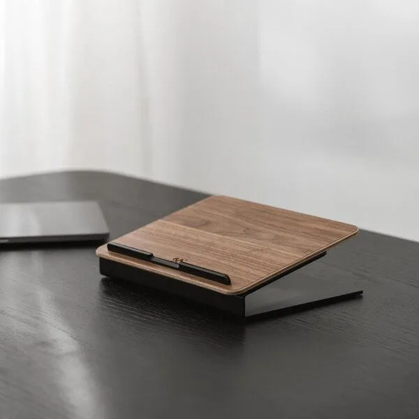 Woodcessories Woodcessories Premium Laptop Ständer aus Holz für 10-16 Zoll, Walnuss, – Produktbild 1 von 4