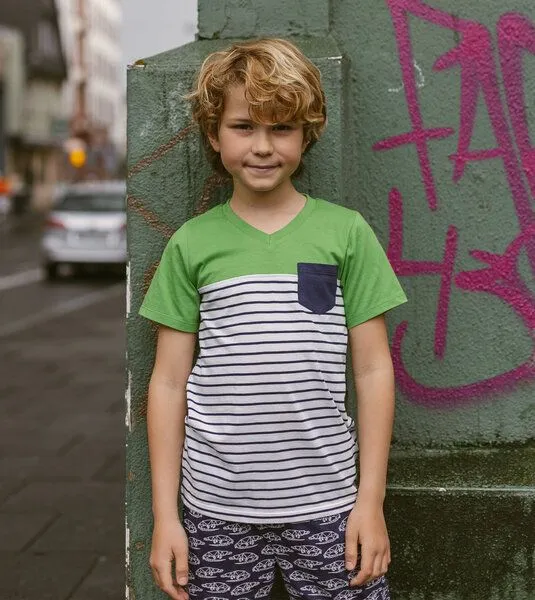 Sense Organics & friends in cooperation with GARY MASH Sense Organics & friends in cooperation with GARY MASH Kinder T-Shirt V-Ausschnitt aus Bio-Baumwolle, Grün, – Produktbild 3 von 4