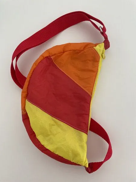 Skrabak Skrabak Upcycling-Bauchtasche aus Segeltuch (handgefertigte Unikate), Rot-orange-gelb, – Produktbild 2 von 4