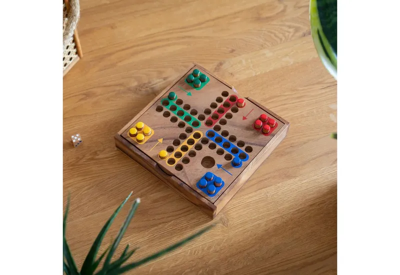 LOGOPLAY Spiel Ludo mit Steckern, Gesellschaftsspiel, LUDO M der Klassiker in kompakter Holz-Ausführung für unterwegs und, Beige, – Produktbild 4 von 5