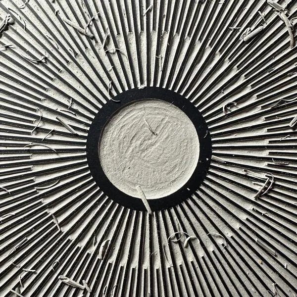 Veskor Cassiopeia Veskor Cassiopeia CENTRAL SUN SQUARE Sonnen Linoldruck | 22 × 22 cm | Bronze auf Smaragdgrün – Produktbild 3 von 4