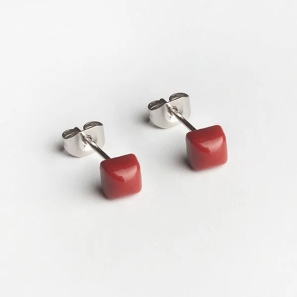 ALEXASCHA ALEXASCHA Geometrische Ohrstecker, Kirschrot (rot), – Produktbild 1 von 2