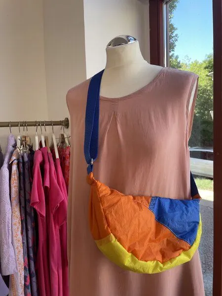 Skrabak Skrabak Upcycling-Bauchtasche aus Segeltuch (handgefertigte Unikate), Blau-orange-gelb, – Produktbild 4 von 4
