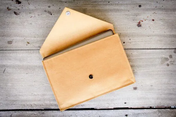 BY COPALA BY COPALA Laptop-Hülle 15–16 Zoll aus waschbarem Kraftpapier mit Magnetverschluss – Produktbild 4 von 4
