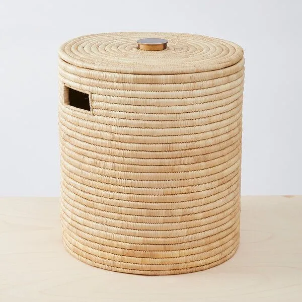 By Native By Native Wäschekorb mit Deckel aus Palmfaser, handgeflochten – Produktbild 1 von 4
