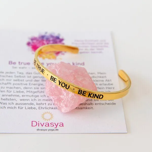 Divasya Divasya Armreif mit Gravur | vergoldet | "Be true - be you - be kind" – Produktbild 4 von 4