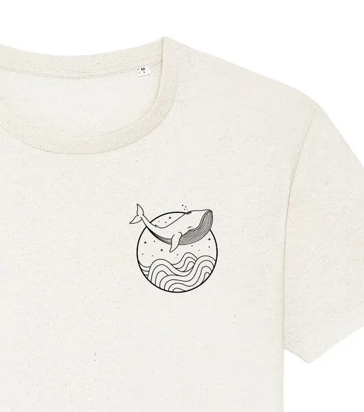 vis wear vis wear Wal zwischen Ozean und Wellen - Unisex T-Shirt - Recycled Bio Baumwolle, Natural, – Produktbild 1 von 2