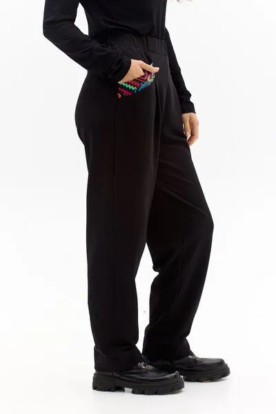 KOKOworld KOKOworld Hose Alinta – Schmal zulaufende, figurbetonende Beine – Funktionale, dekorative Taschen – Bequemer, leicht sportlicher Schnitt – Fair produziert in Polen, Alinta black (schwarz), – Produktbild 4 von 4