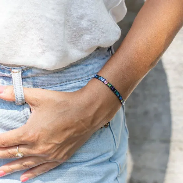juni juni Blaues Perlenarmband "Mermaid" mit verstellbarer Verschluss-Schiebeperle aus recyceltem Gold oder Silber – Produktbild 2 von 4
