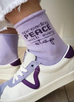 SPARKLES OF LIGHT SPARKLES OF LIGHT SPREADING PEACE Unisex Plüschsocken aus Biobaumwolle – Produktbild 1 von 1