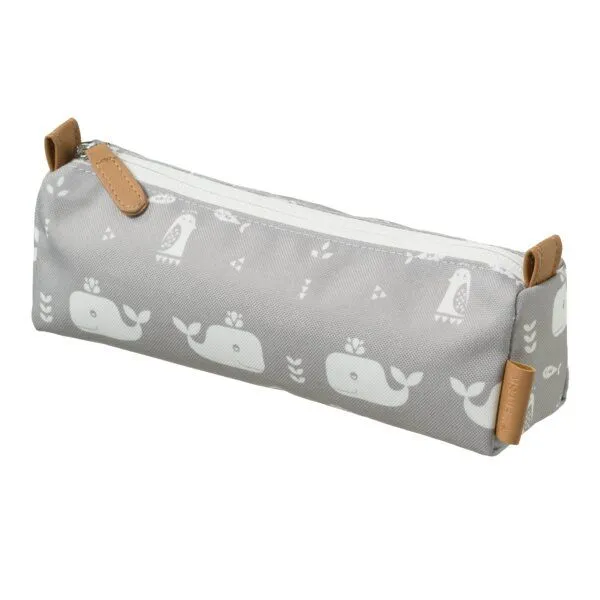 Fresk Fresk Federmäppchen für Kinder – 22 × 6 × 7 cm, aus recyceltem PET, Whale dawn grey, – Produktbild 1 von 1