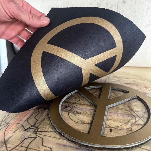 Veskor Cassiopeia Veskor Cassiopeia THE REAL PEACE SIGN Linoldruck | 22 × 22 cm | Gold auf Schwarz – Produktbild 2 von 4