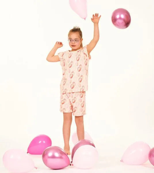 Sense Organics & friends in cooperation with GARY MASH Sense Organics & friends in cooperation with GARY MASH Kurzer Kinder Pyjama aus Biobaumwolle, Erdbeeren (rosa), – Produktbild 4 von 4