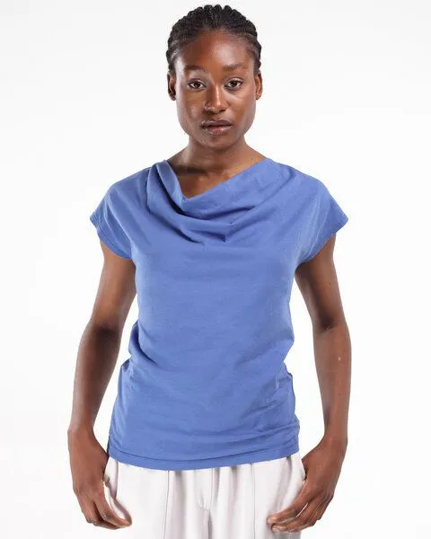 Alma & Lovis Alma & Lovis Shirt mit Wasserfall-Ausschnitt, aus Bio-Baumwolle | Short Cascade, Blue (mittelblau), – Produktbild 1 von 4