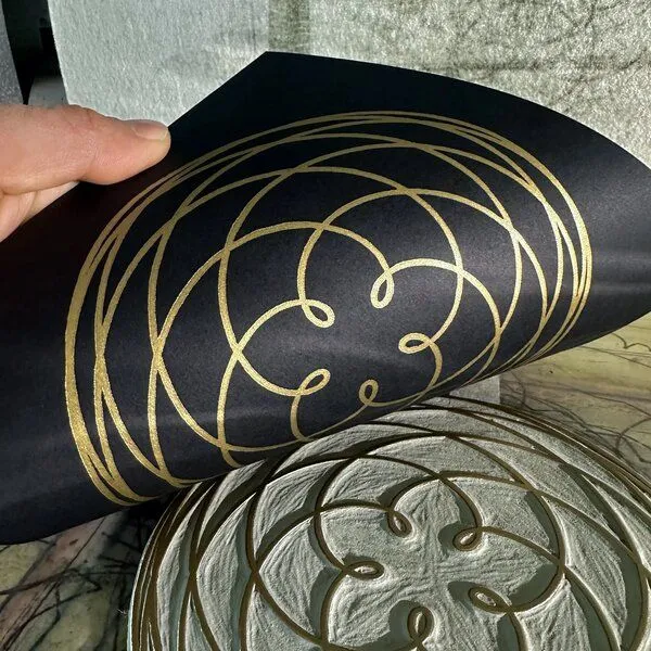 Veskor Cassiopeia Veskor Cassiopeia ROSE OF VENUS Linoldruck | 20 × 20 cm | Gold, Schwarz, – Produktbild 3 von 4