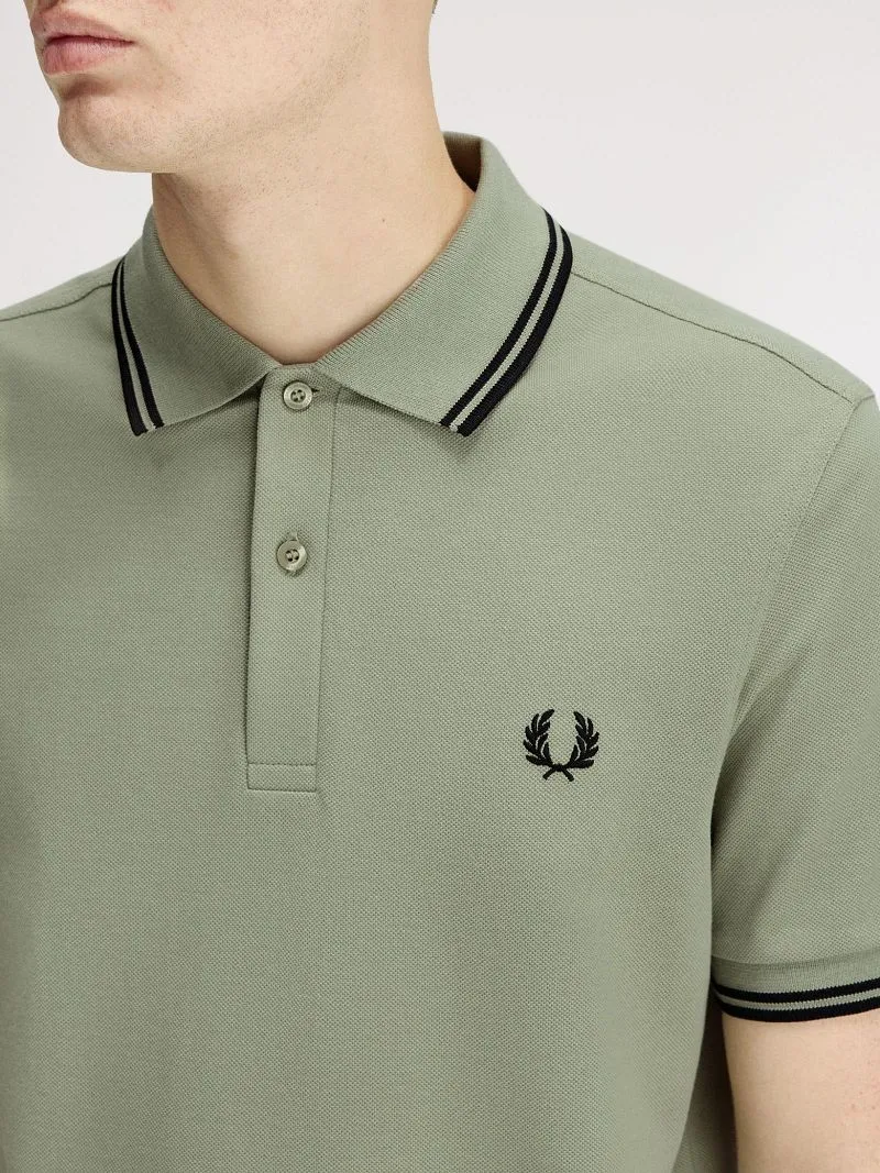 Fred Perry Fred Perry Polo Twin Tipped M3600 Grün S23 - Größe S, Grün, – Produktbild 3 von 5