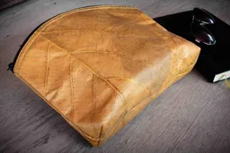 BY COPALA BY COPALA Kosmetiktasche aus Blattleder | Kulturbeutel Damen | nachhaltige Kulturtasche Herren | vegane Schminktasche | ausgefallenes Hochzeitsgeschenk – Produktbild 1 von 1
