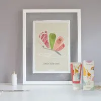 KINDACUTE KINDACUTE Hello Little One | Babyposter inkl. Rahmen | zum ergänzen mit Babys Fußabdruck – Produktbild 1 von 1
