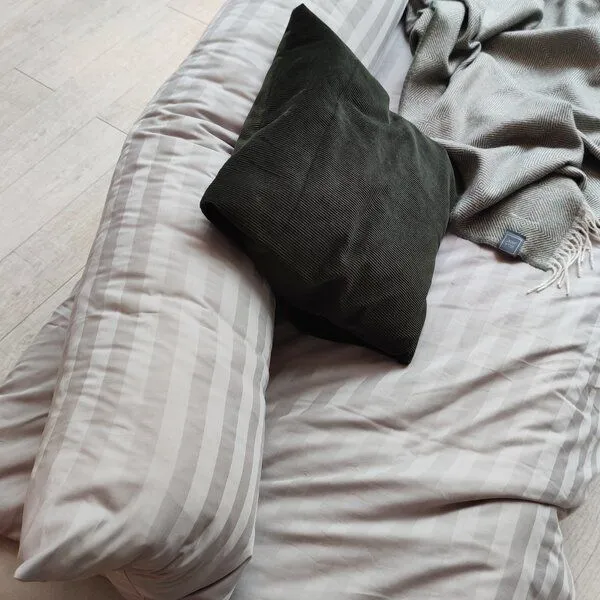 Villa Jade Villa Jade Bezug für Seitenschläferkissen 140x40cm gestreift 100% kbA Baumwolle, Grau, – Produktbild 1 von 3