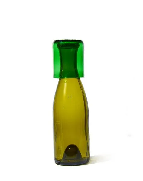 SAMESAME SAMESAME Upcycling Glaskaraffe aus Burgunderflasche mit Becher (0,75l), Grün, – Produktbild 2 von 4
