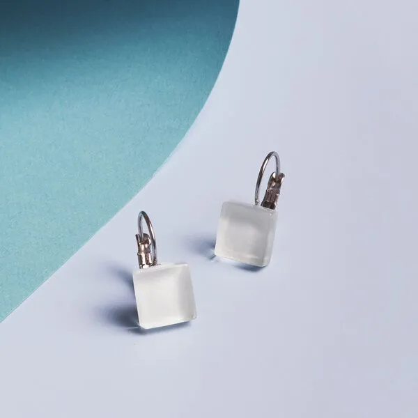 ALEXASCHA ALEXASCHA Geometrische Ohrringe hängend aus Glas | PUREFORM, Schneeweiß, – Produktbild 1 von 4