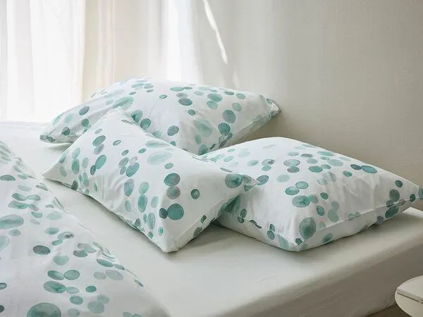Yumeko Yumeko Kissenbezug aus Baumwollsatin, Watercolor dots sea green, – Produktbild 1 von 4