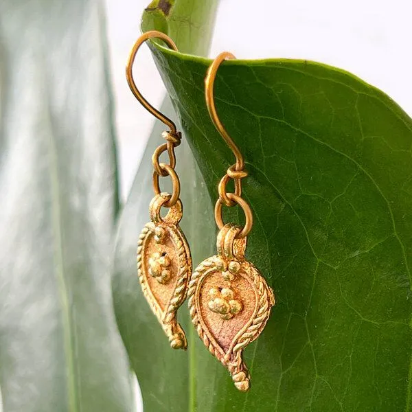 KIKOONI KIKOONI Dokra Ohrringe "Teardrops", Gold, – Produktbild 1 von 3