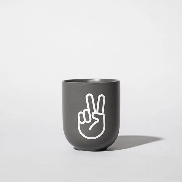Fyngers Fyngers Handgemachter Becher aus Porzellan - Modell PEACE - Füllmenge 330ml - Mattlasur, Grau, – Produktbild 1 von 4