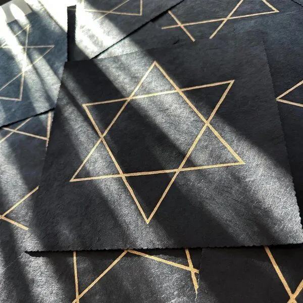 Veskor Cassiopeia Veskor Cassiopeia HEXAGRAMM {6/2} | Goldener Heilige Geometrie Stern Linoldruck | 22 × 22 cm, Schwarz, – Produktbild 2 von 3