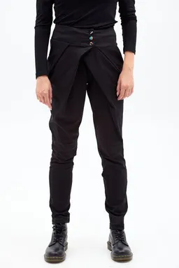 KOKOworld KOKOworld Nachhaltige Hose Button 2.0 aus Bio-Baumwolle – mit Taschen & dekorativen Knöpfen – Fair Fashion aus Europa – bequem & modern – Produktbild 1 von 1