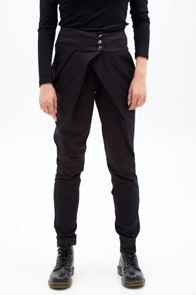 KOKOworld KOKOworld Nachhaltige Hose Button 2.0 aus Bio-Baumwolle – mit Taschen & dekorativen Knöpfen – Fair Fashion aus Europa – bequem & modern, Black (schwarz), – Produktbild 1 von 4