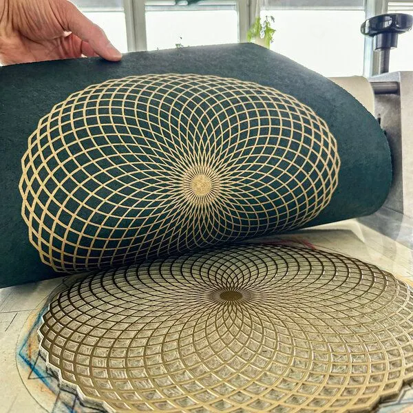 Veskor Cassiopeia Veskor Cassiopeia LOTUS DES LEBENS Heilige Geometrie Linoldruck | 40 x 40 cm | Lichtgold auf Smaragdgrün – Produktbild 2 von 4