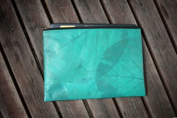 BY COPALA BY COPALA 15–16 Zoll Laptoptasche aus Teak-Blattleder | Gefütterte Laptop Hülle / Laptop Sleeve, handgemacht & wasserabweisend – Schutzhülle für MacBook Pro/Air, Lenovo & HP in türkis – Produktbild 2 von 4
