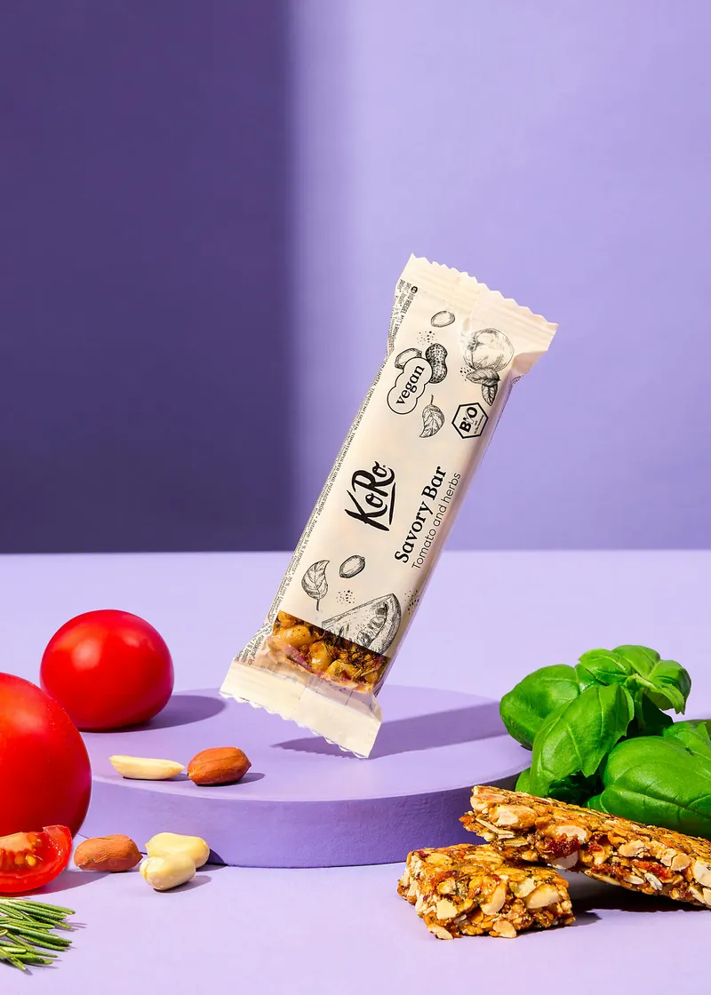 KoRo Herzhafter Bio Erdnussriegel mit Tomate und Kräutern 40 g – Produktbild 2 von 5