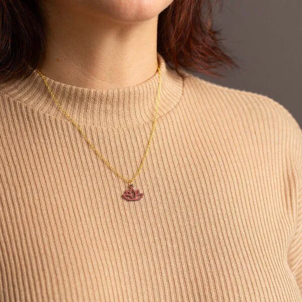 feinformart feinformart Kette mit Holzanhänger 'Lotus', Herbstblatt (rot), – Produktbild 3 von 4