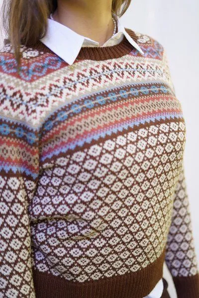 Haus of Namaste Haus of Namaste Fair-Isle-Pullover aus 100 % Lammwolle | Handgefertigter Wollpullover | Fairer und nachhaltiger Himalaya-Pullover in Braun-Creme – Produktbild 2 von 4