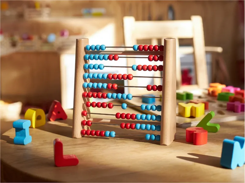 Goki goki Rechenrahmen Abacus aus Holz, 100 Perlen Maße 17 x 5 x 16,5 cm, Natur, rot, blau, – Produktbild 2 von 2