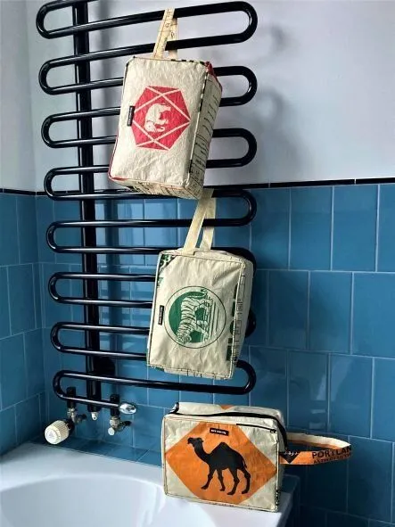 MoreThanHip MoreThanHip Kulturbeutel aus recyceltem Zement- oder Fischfuttersack - Yindee, Rot - elefant, – Produktbild 3 von 4